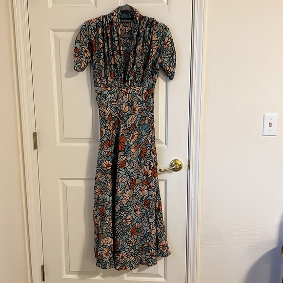 Sexy silk Christy Dawn Deep V dress with cool geometric pattern! - Picture 2 of 2